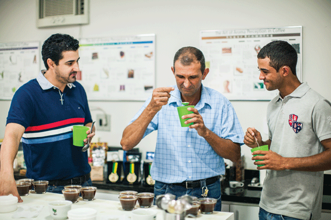 O degustador Wellington orienta os cafeicultores em prova organizada pela cooperativa.